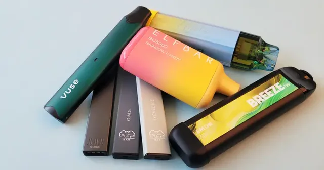 Vape-t, trendi i ri mes të rinjve shqiptarë që po ngre