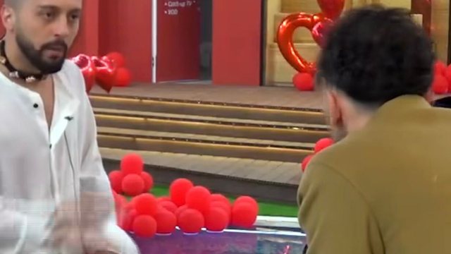 VIDEO/ “Ti e do vetëm për shtrat?” - Gjesti debaton me