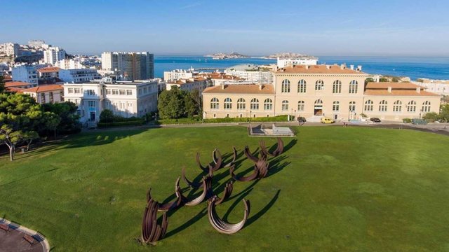 Francë, rreth 300 akademikë amerikanë aplikojnë për