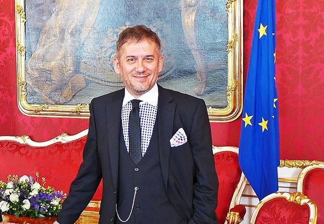 Fate Velaj u emërua ambasador pa plotësuar kriteret/ Skandali trondit