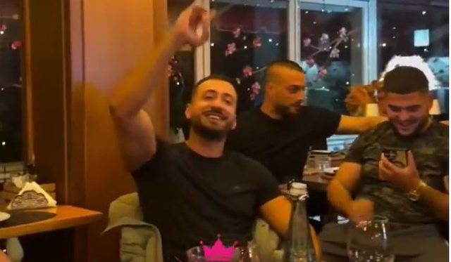 VIDEO/ "Dil njëherë o moj faqekuqe…" - Nuk ndalet Joz