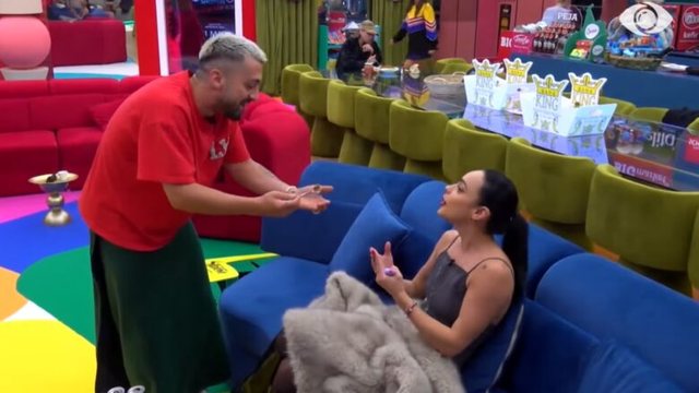 VIDEO/ Egli thyen rregullat, i jep informacion nga jashtë Gjestit –