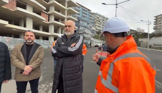 Rama inspekton investimet në Sarandë: Lehtësojnë trafikun,