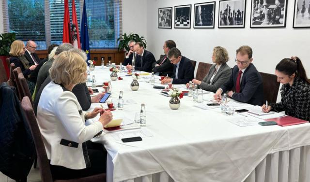 Sfidat e sigurisë dhe arsimi në fushën e mbrojtjes, Kingji pret