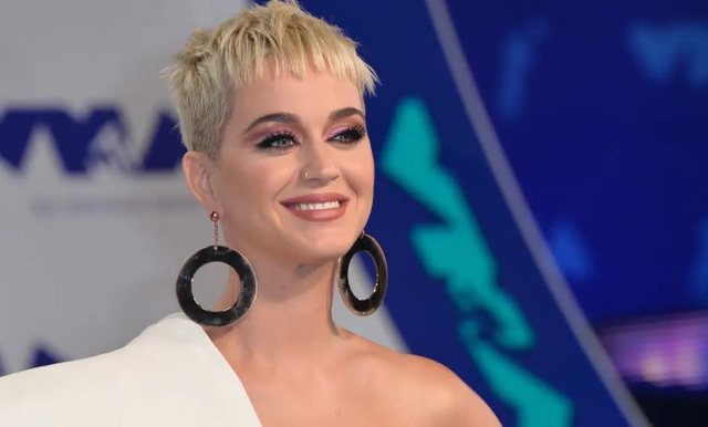 Katy Perry tregon bashkëpunimin që e refuzoi dhe u pendua