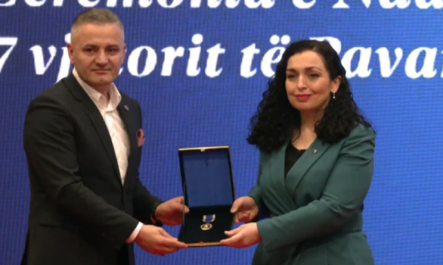Osmani ndan Dekorata Presidenciale për 17 vjetorin e Pavarësisë,