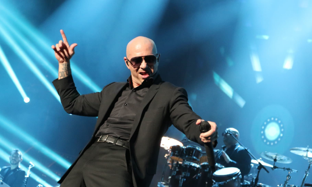 Pitbull dhe fansat e tij b&euml;jn&euml; histori, rekord i ri Guinness me