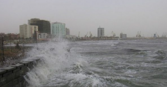 Moti i keq/ Durrës, vonesa në nisjen e trageteve drejt Italisë