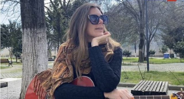 Kitaristja kanadeze performon në Pedonalen e Beratit: Prej 15 vitesh