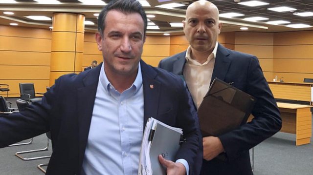 Lapsuse dhe tymnaja: Si të Humbasim Faktet mes Komedisë!