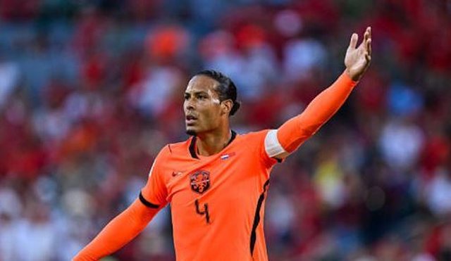 Liverpooli mbyll der&euml;n p&euml;r largimin e Van Dijk, kapiteni mbetet