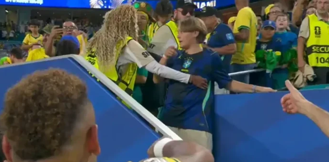 FOTO+VIDEO/ Drama pas ndeshjes Brazil-Skoci: Sigurimi ngat&euml;rroi djalin e