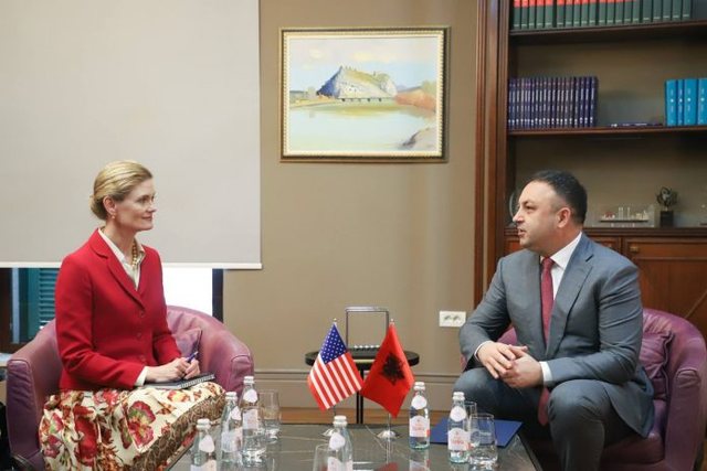 Hoxha takim me VanHorn: Të angazhuar në përgjegjësitë