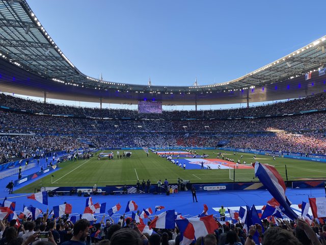 THIRRJE NAZISTE NË STADIUM! Franca fiton me penallti, por 7 tifozë