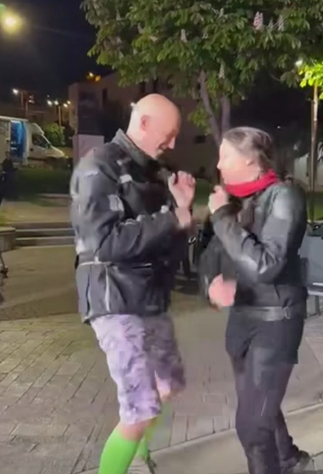 Rama ekzaltohet nga entuziazmi i dy turistëve në Berat me ritmet e
