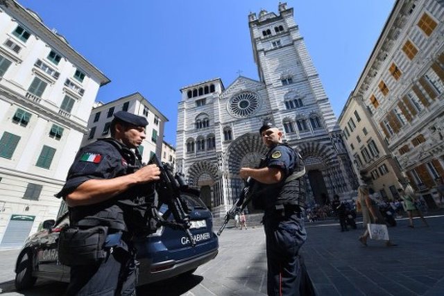 Itali/ Mbante mbi 220 doza kok*ine në xhep, karabinierët