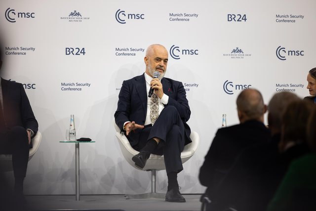 “SHBA, shfaqje me një sherif. BE, pacienti me 27 mjekë”,