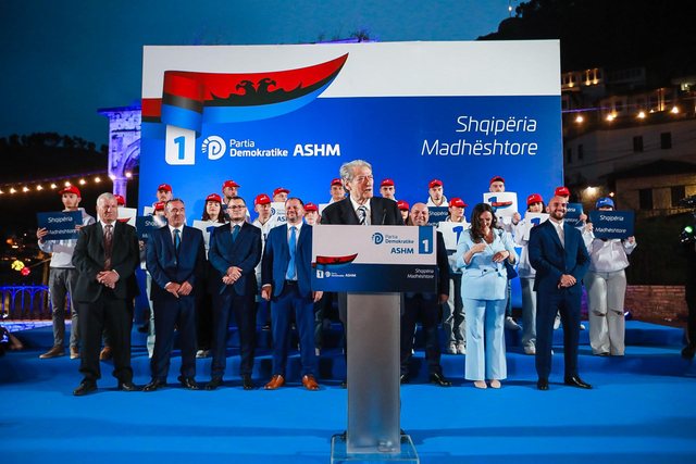 Berisha prezanton kandidatët në Berat: Ne do t’ia kthejmë