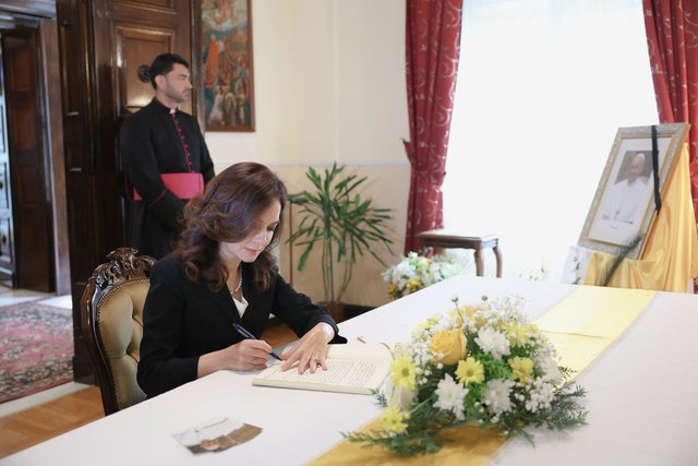 Ndarja nga jeta e Papa Franceskut, Spiropali homazhe në Ambasadën e