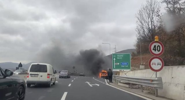 Përfshihet nga flakët një furgon në Rrugën e Kombit